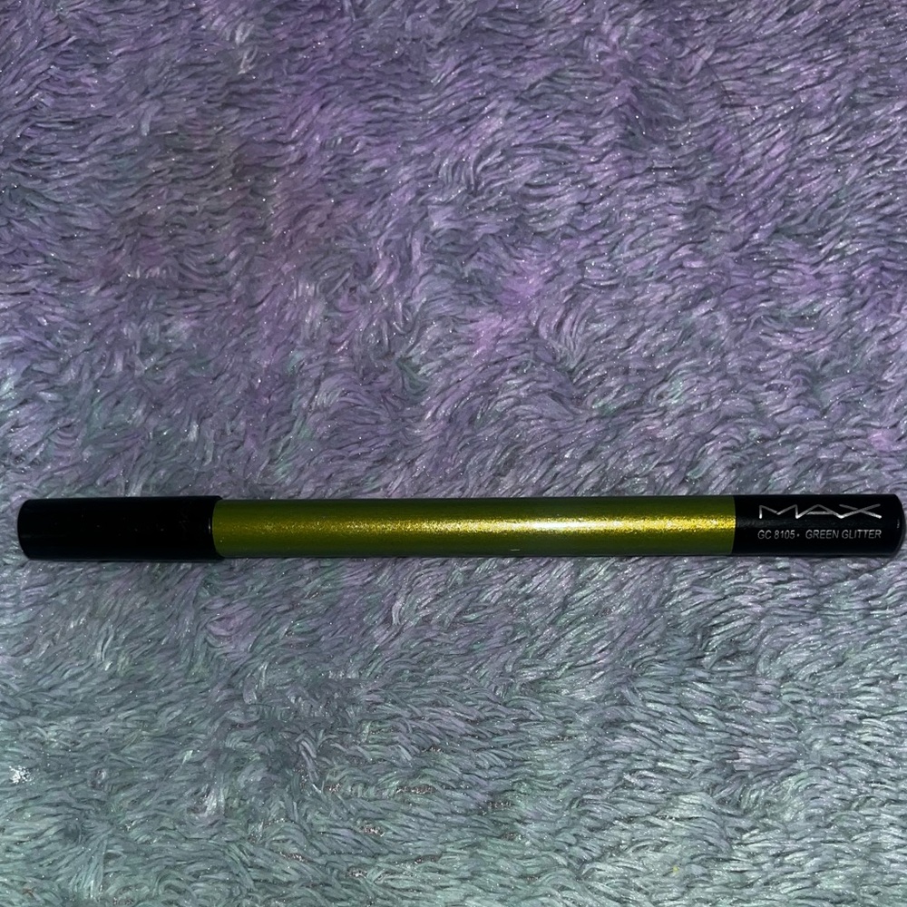 MAX Green Eyeliner Pencil